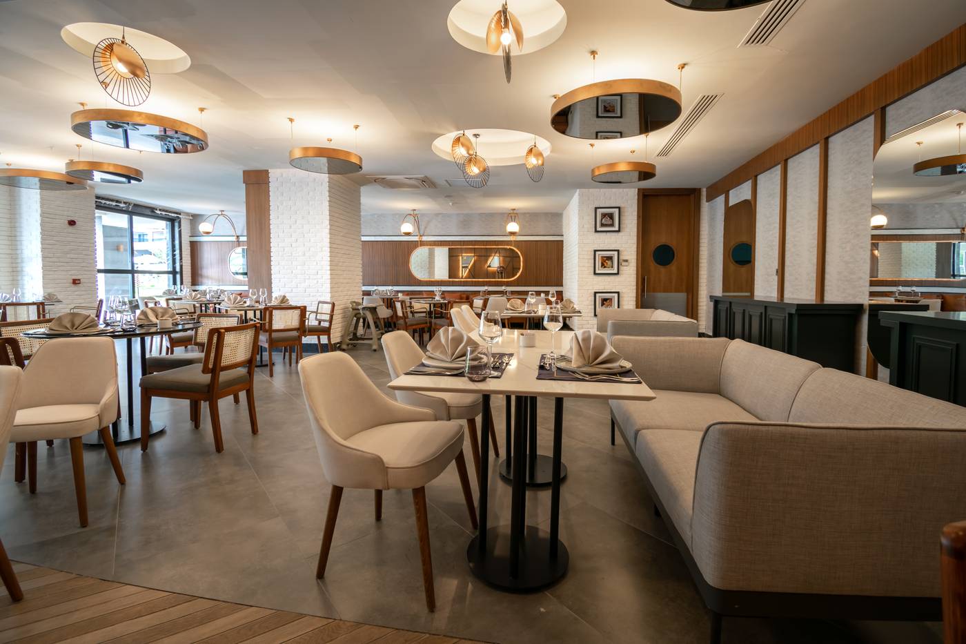 Armas-Bella-Luna-Restaurant-43