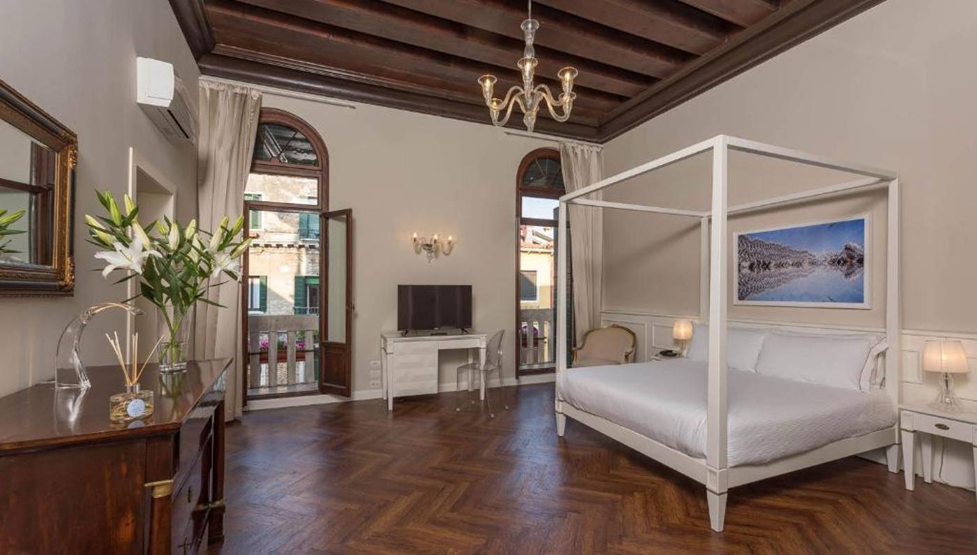 Sonder-Salute-Palace-Room-8