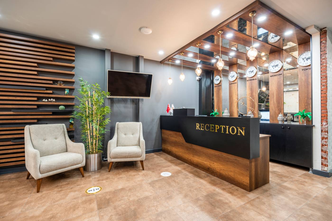 Monezza-Hotel-Lobby-10