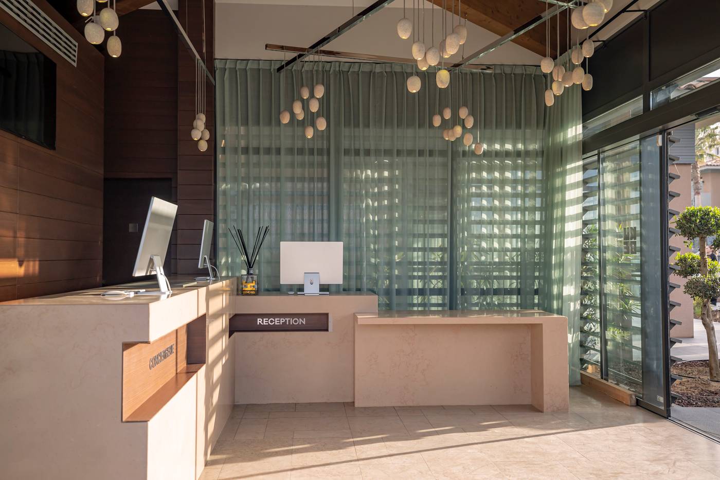 Kube-Hotel-St-Tropez-Lobby-87