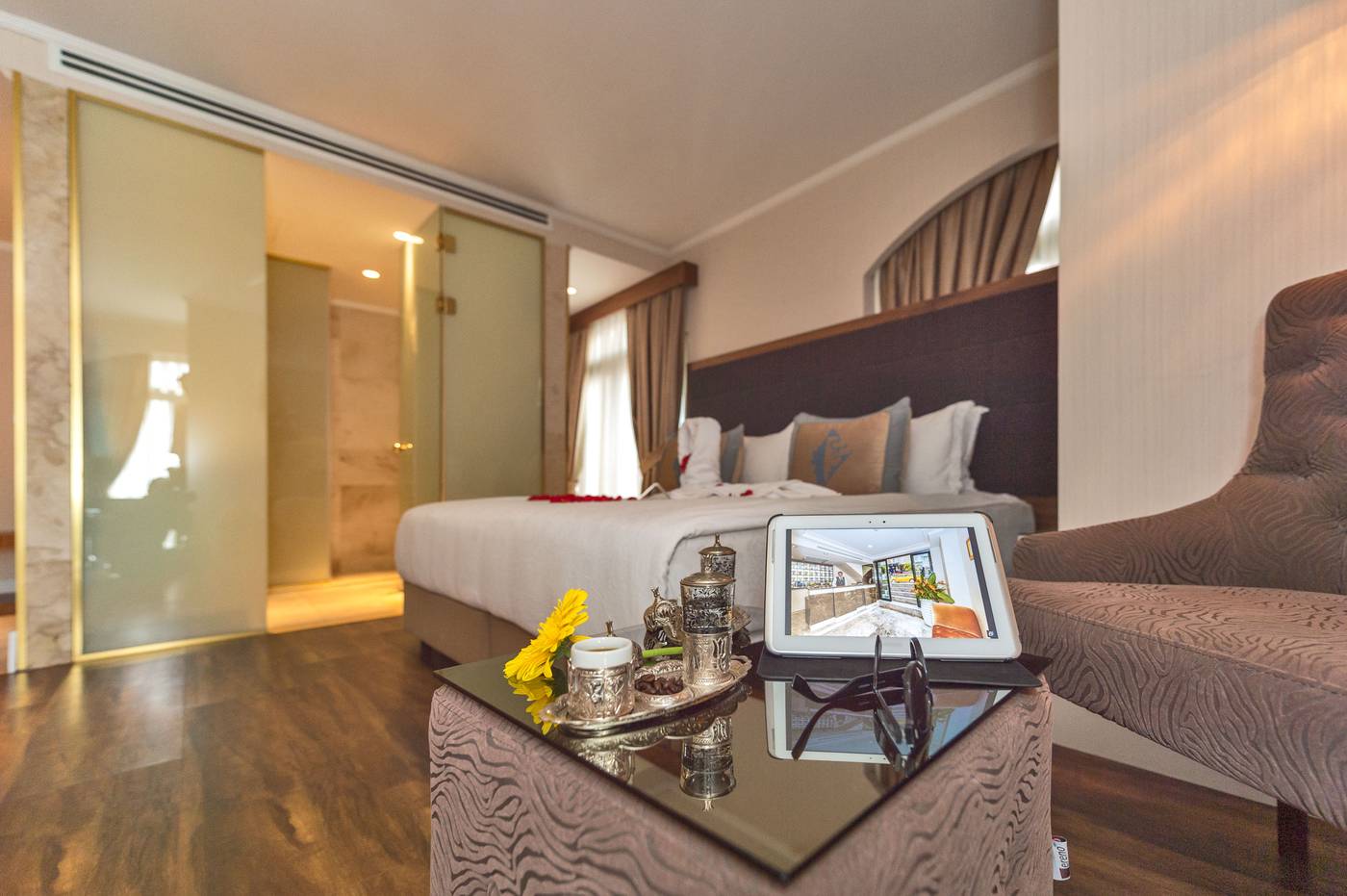 Darkmen-Hotel-Room-28