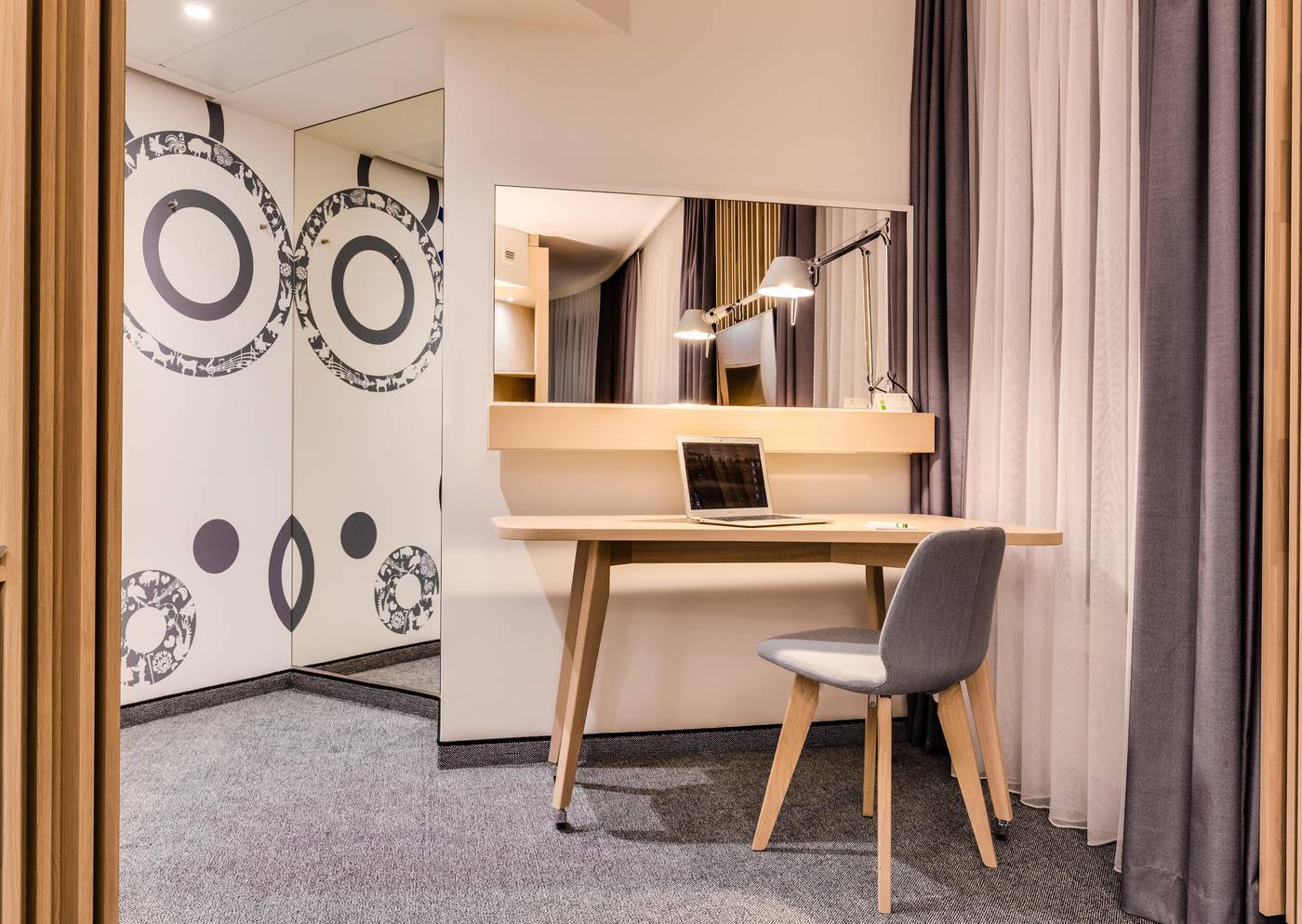 Holiday-Inn-Warsaw-City-Centre-Room-12