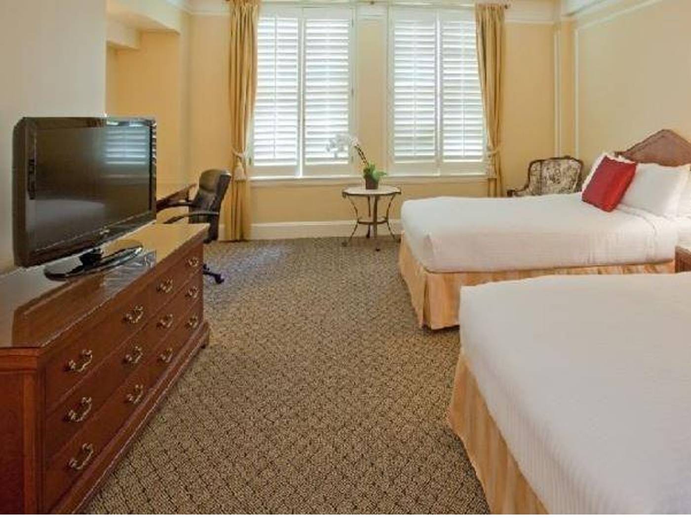 Millennium-Biltmore-Hotel-Los-Angeles-Room-25