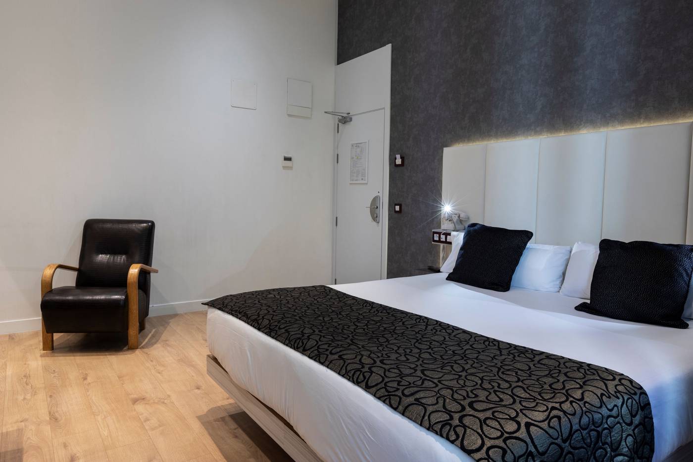 Petit-Palace-Santa-Barbara-Room-18