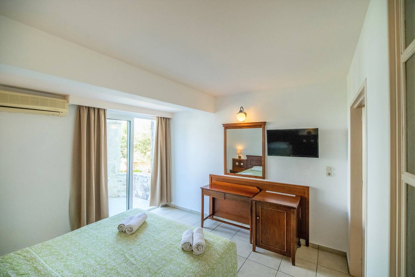 Hotel-Semiramis-Village-Room-34
