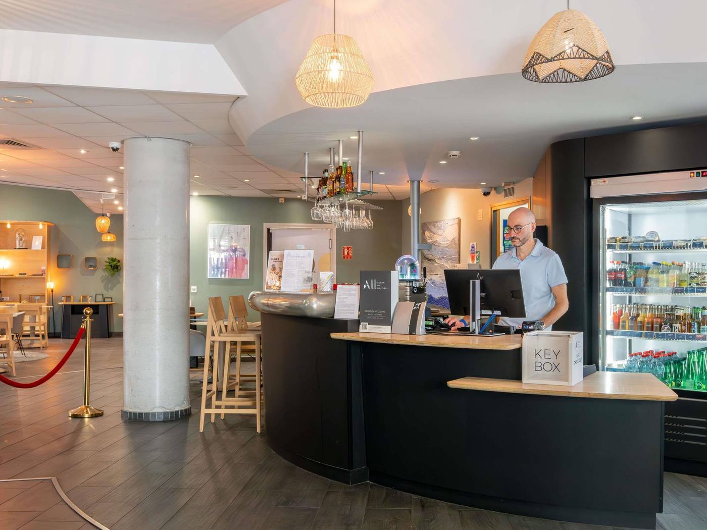 Novotel-Suites-Cannes-Centre-Bar-38