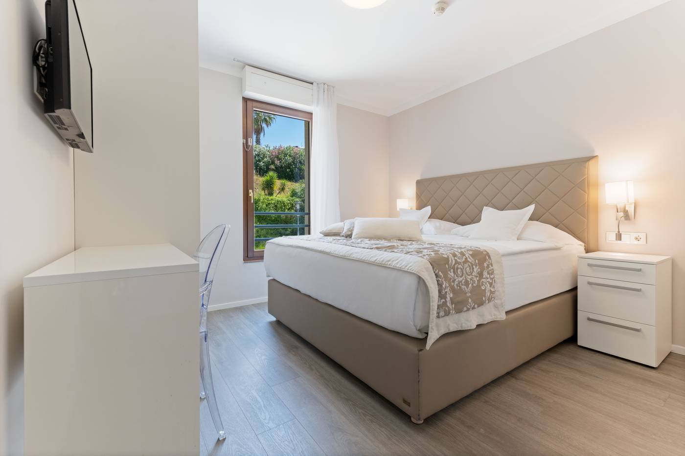 The-Residence-Room-14