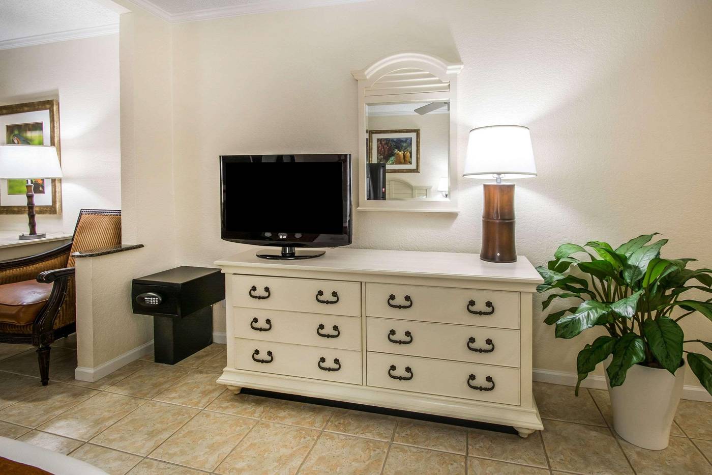 Comfort-Suites-Paradise-Island-Room-33