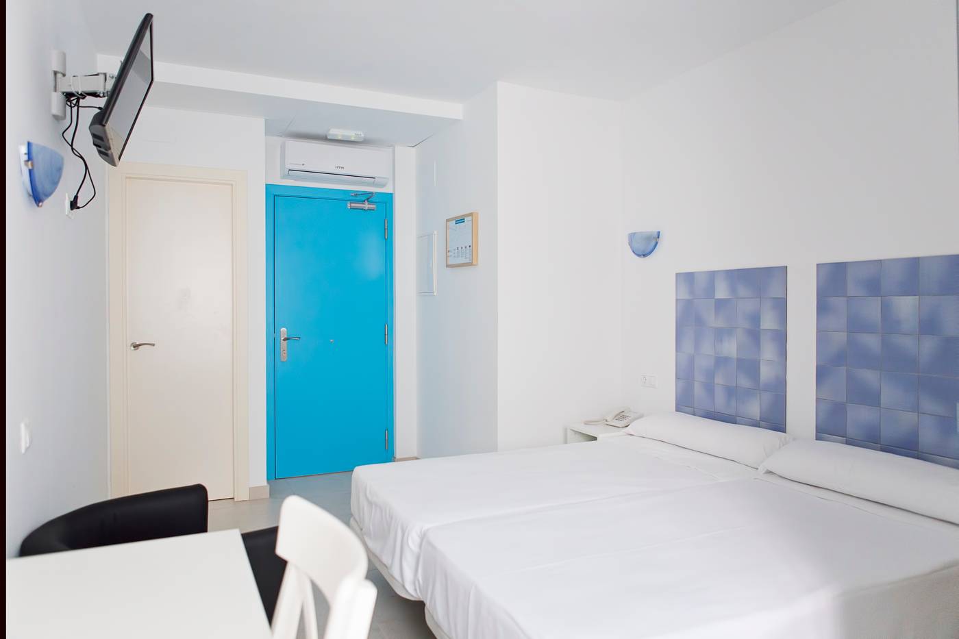 Malaga-Hotel-Eliseos-Room-15