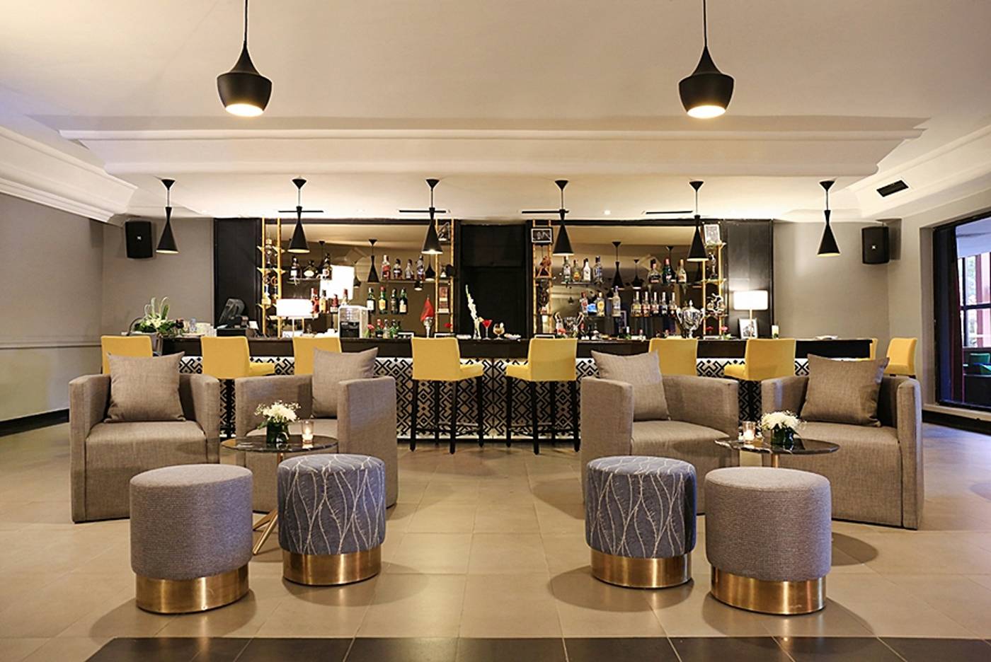 Kenzi-Rose-Garden-Bar-39