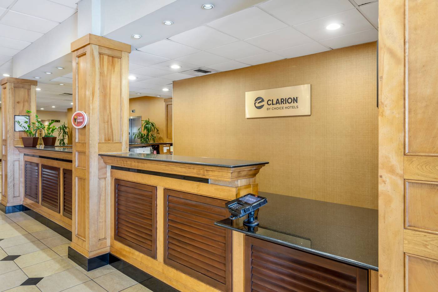 Clarion-Hotel-Anaheim-Resort-Lobby-7