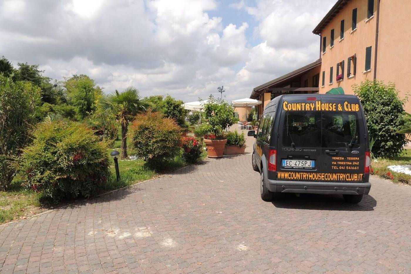 Country-House-Country-Club-Sports-and-Entertainment-7