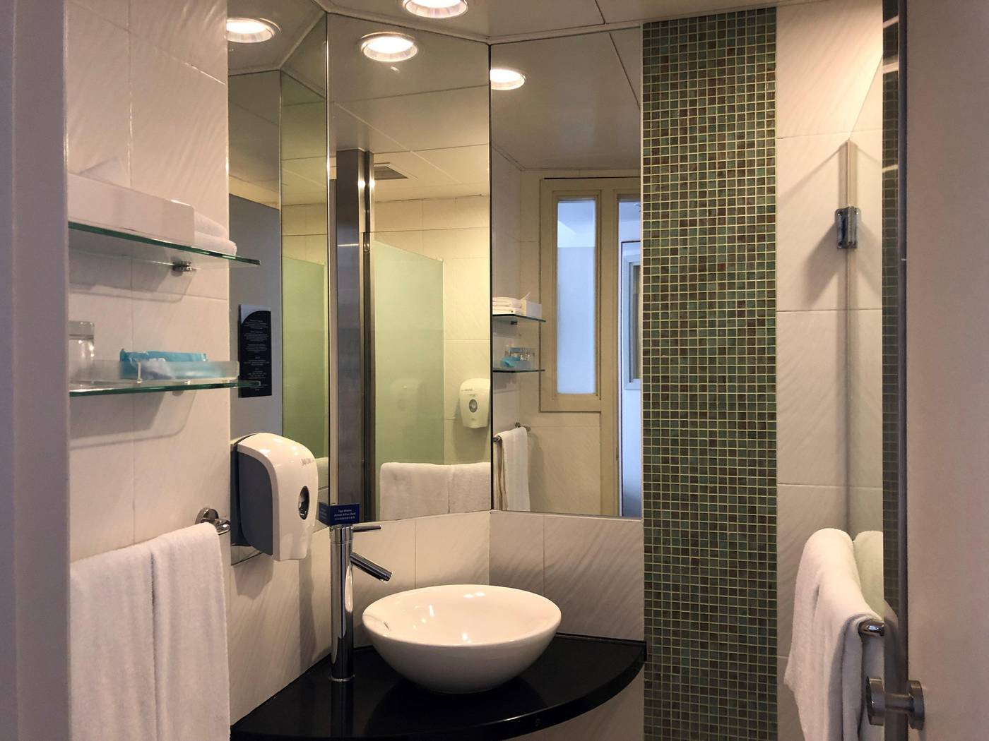 Holiday-Inn-Express-Causeway-Bay-Hong-Kong-Room-36