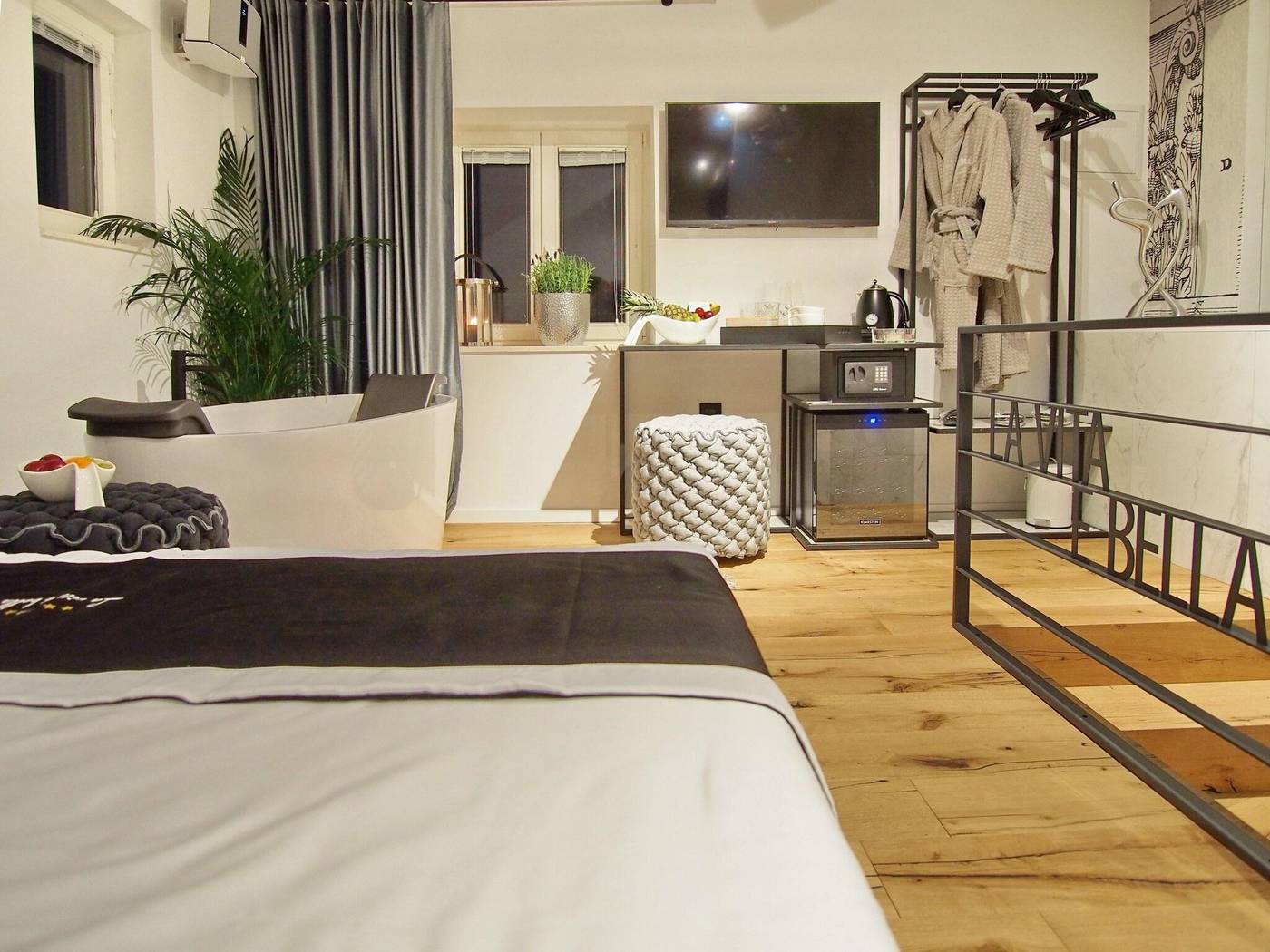 La-Vita-E-Bella-Ii-Room-54