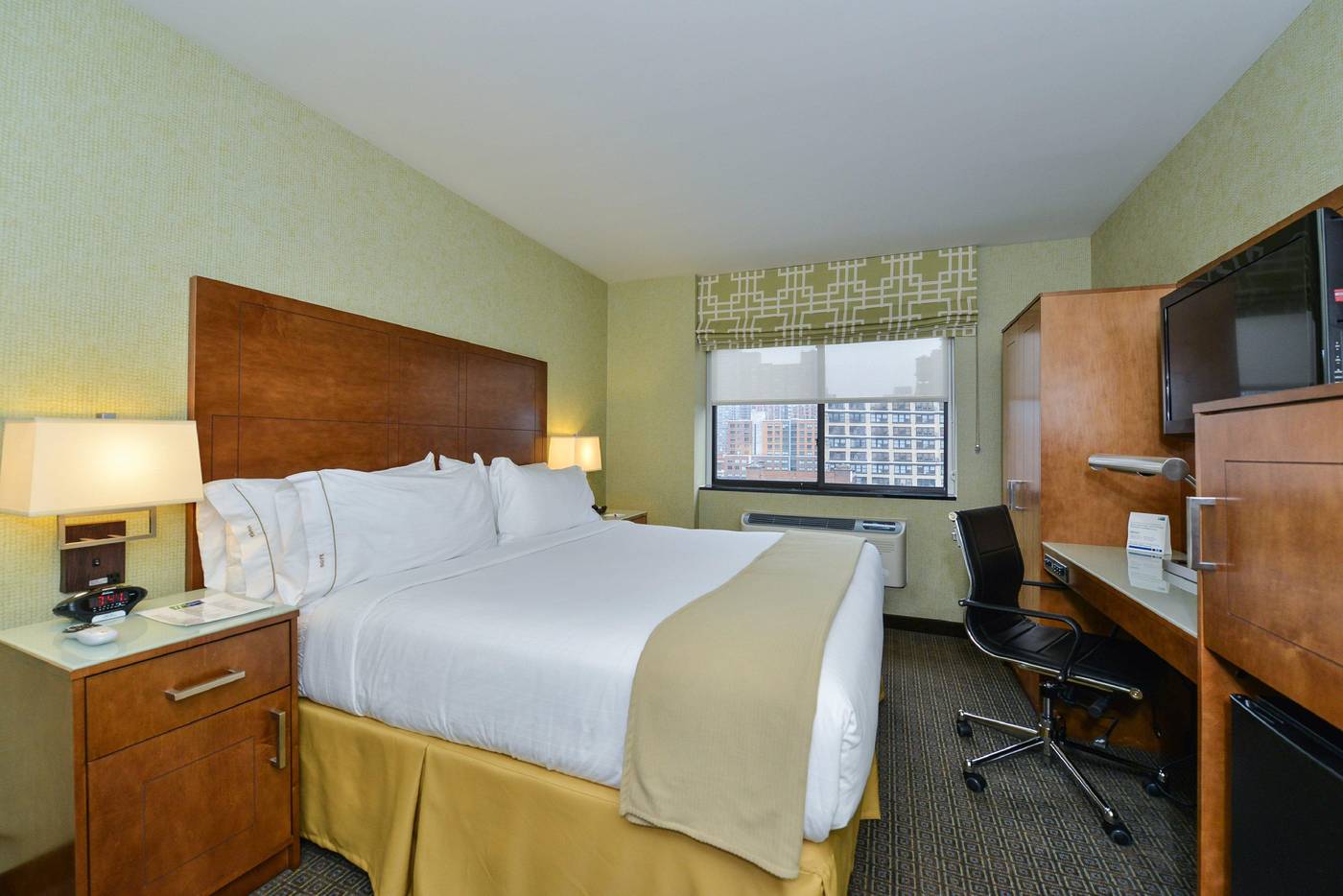 Holiday-Inn-Express-Manhattan-Midtown-West-Room-16