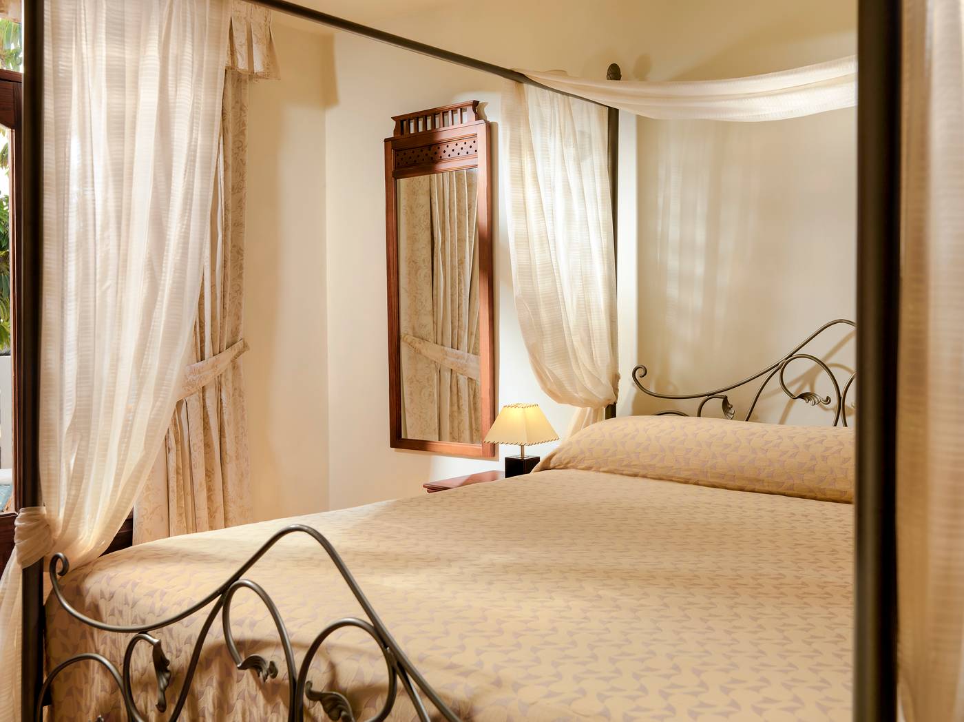 Regency-Country-Club-Room-28