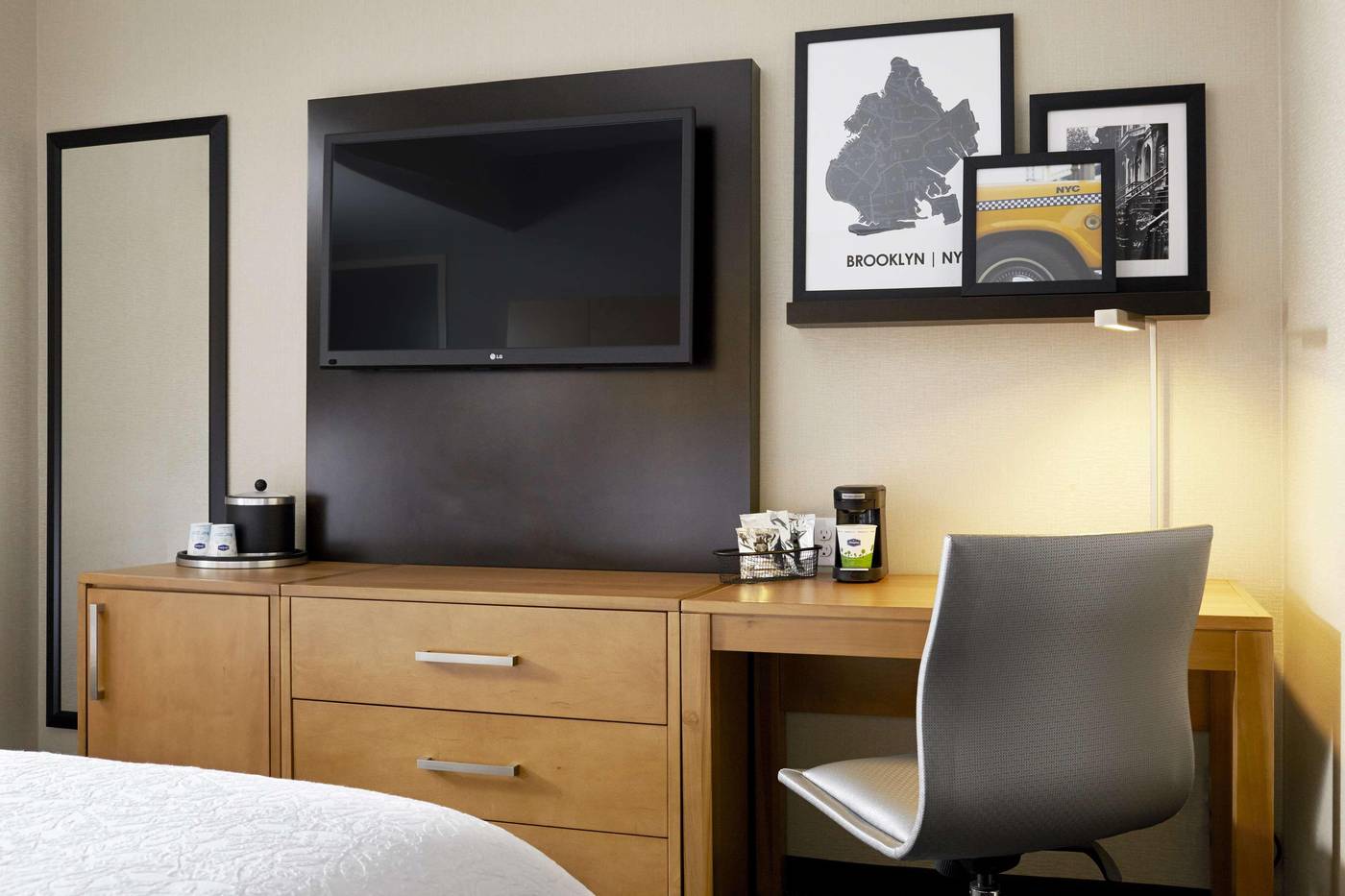 Hampton-Inn-Brooklyn-Downtown-Room-4