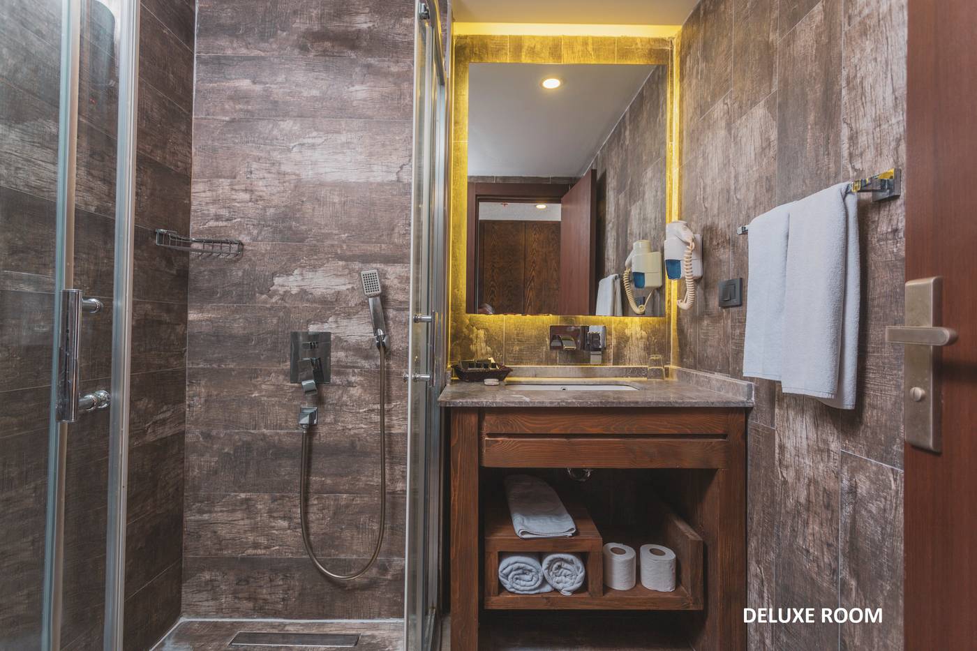 Manaspark-Deluxe-Hotel-Room-47