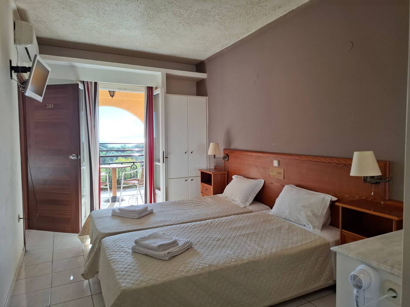 Hotel-Sunrise-Inn-Room-31