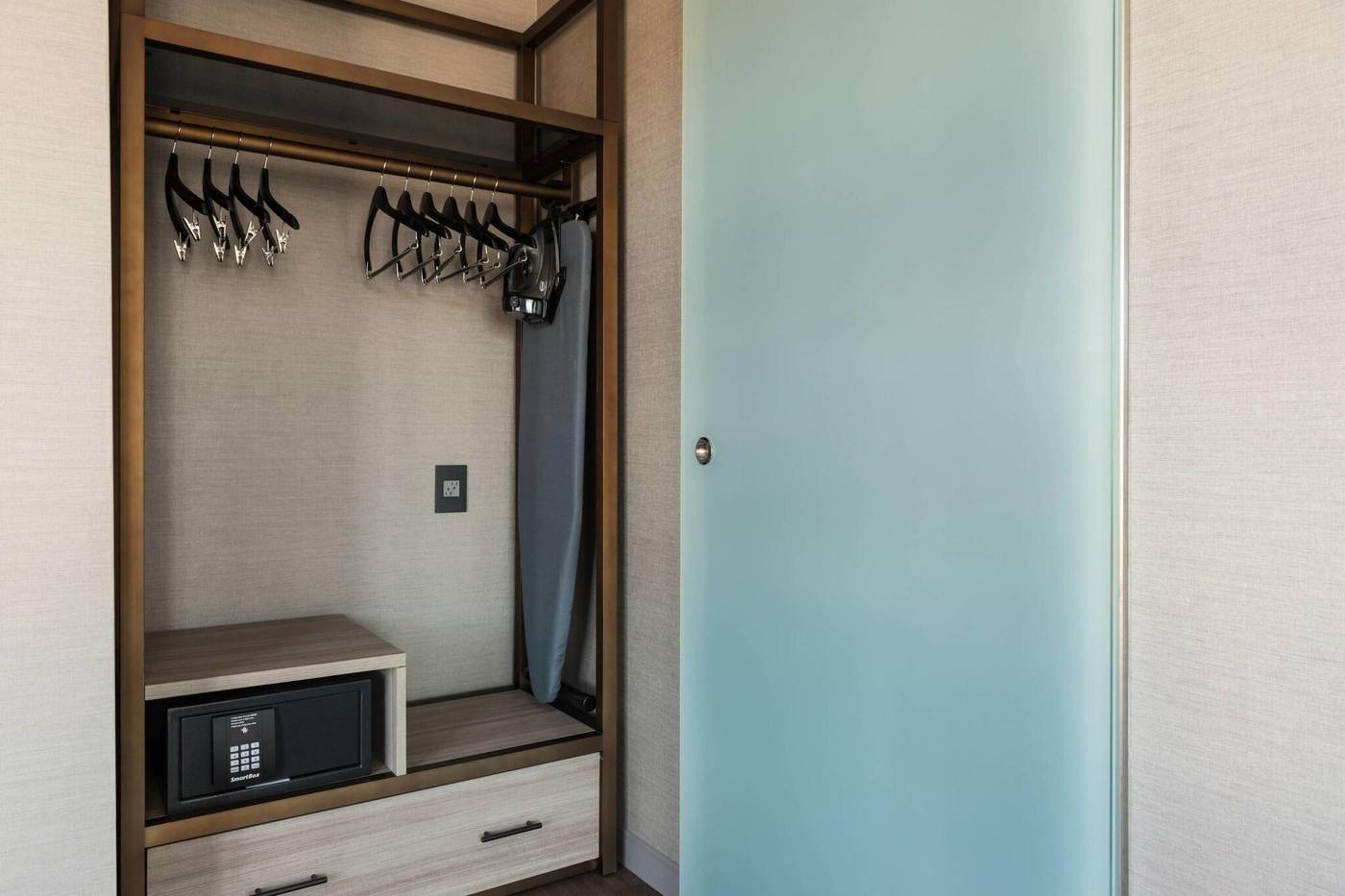 Ac-Hotel-By-Marriott-Boston-Cleveland-Circle-Room-39