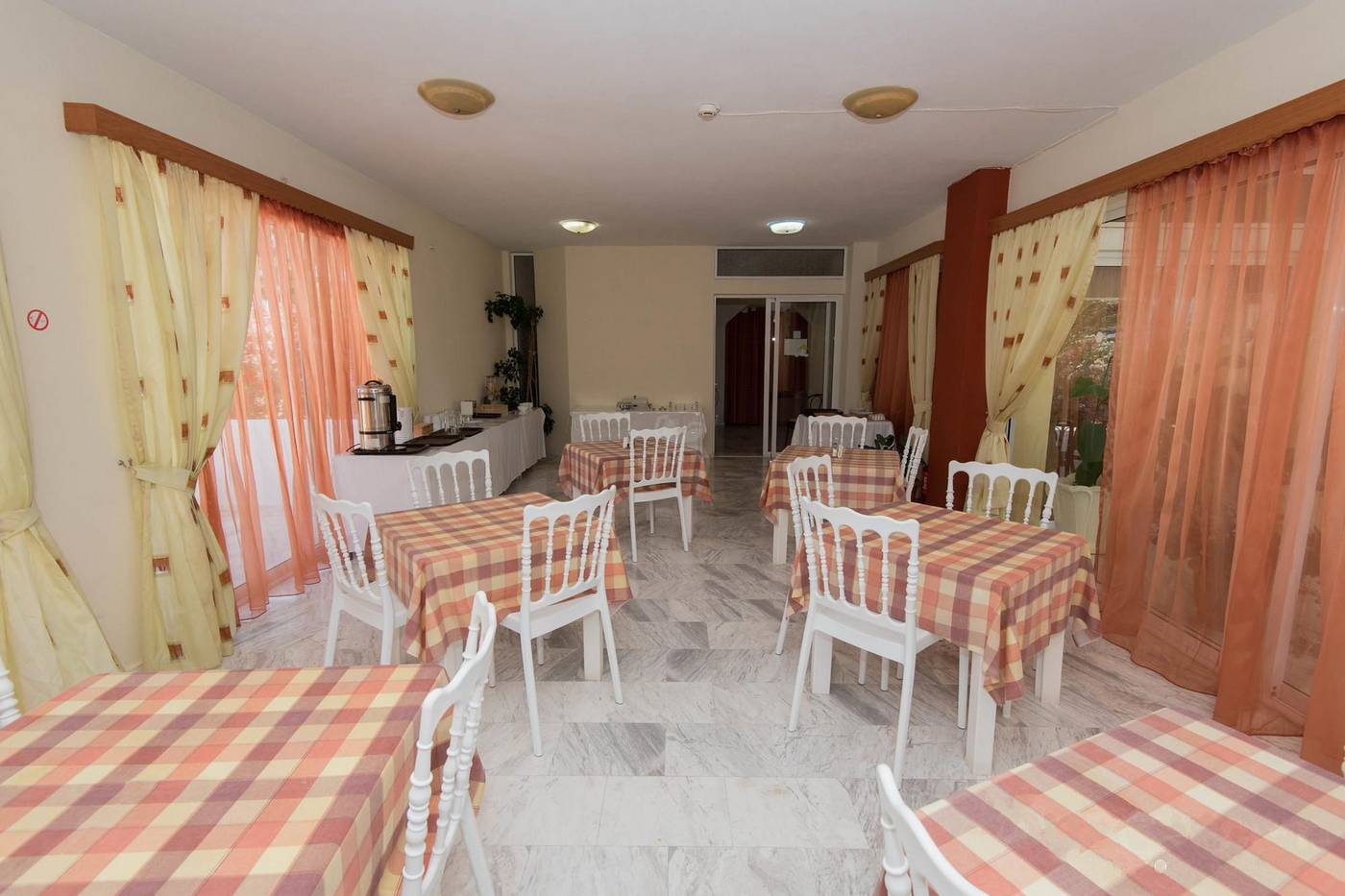 Leonidas-Hotel-And-Studios-Restaurant-49