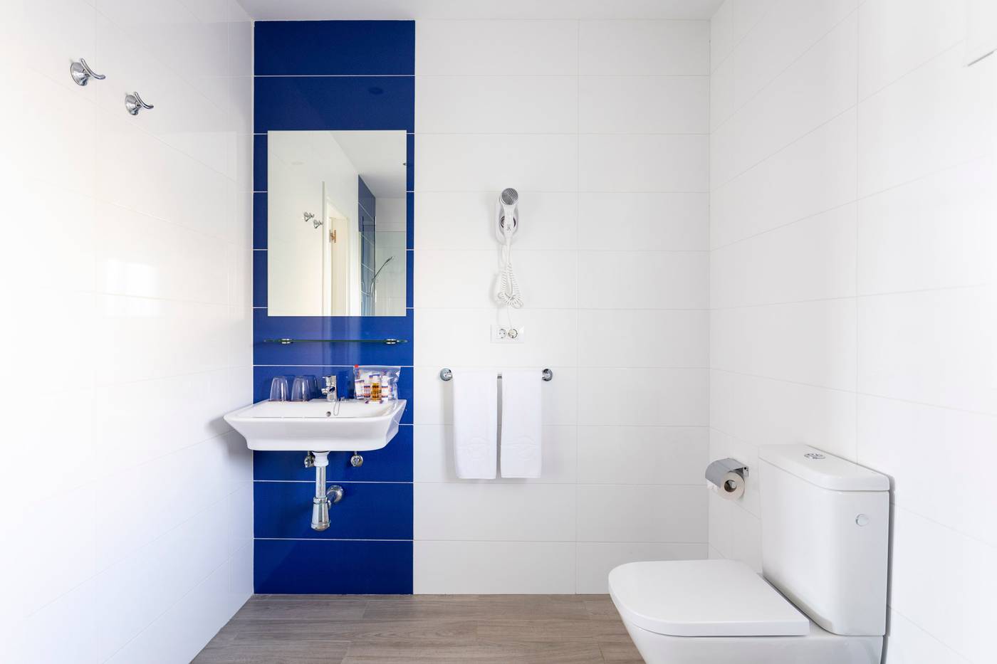 Globales-Costa-Tropical-Room-28