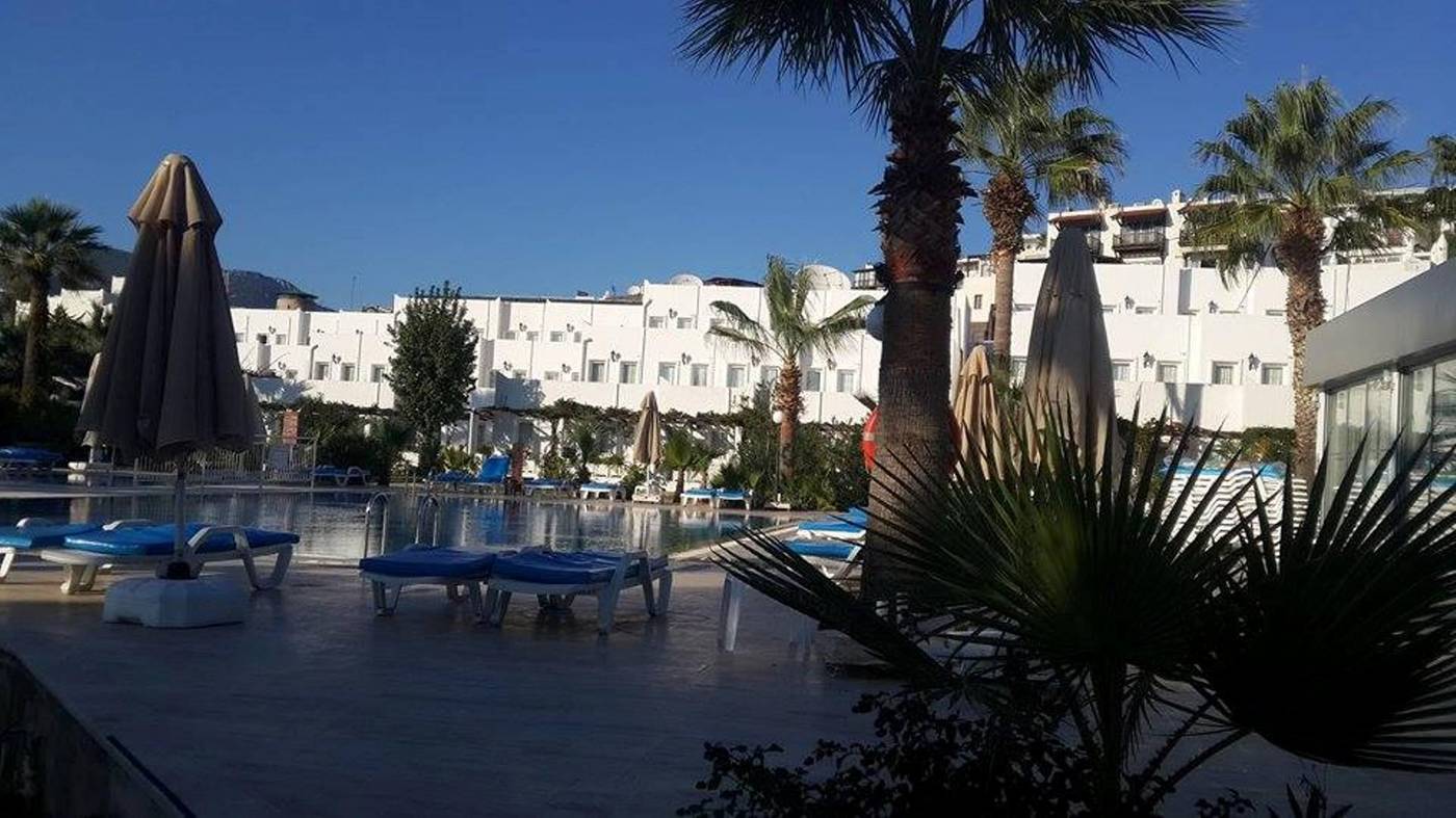 Nagi-Beach-Hotel-Pool-7