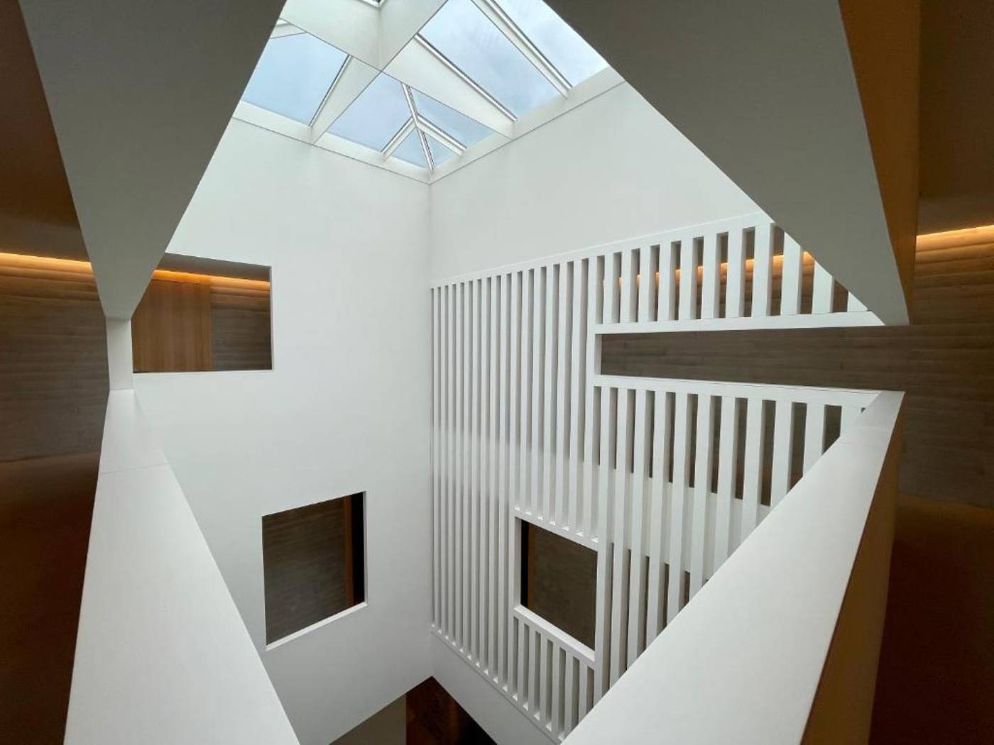 Pico Velasco-Spain-Carasa, Voto-Lobby-8