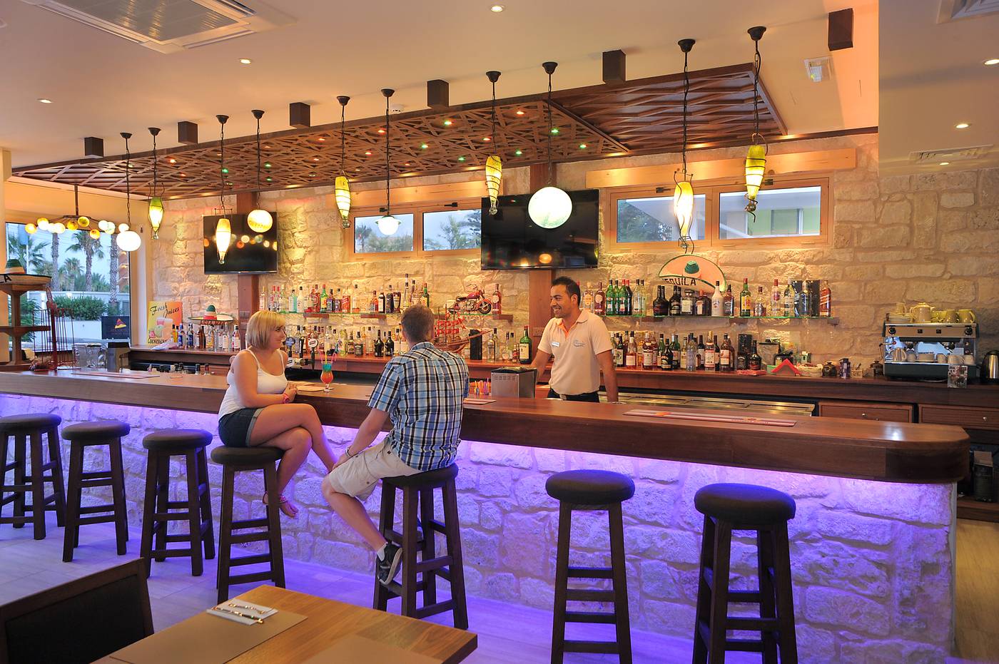 Nelia-Gardens-Bar-23