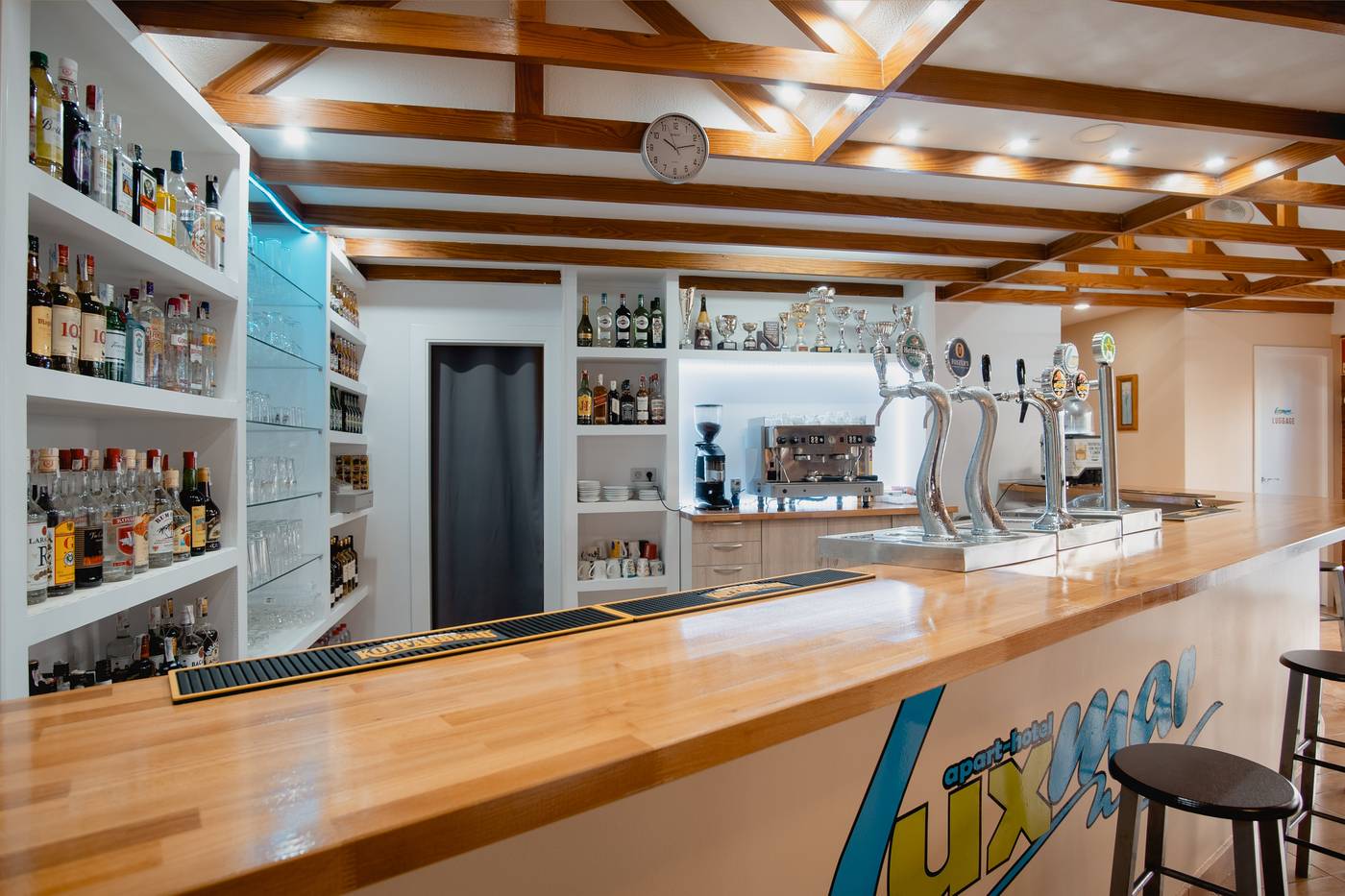 Luxmar-Apartments-Bar-40