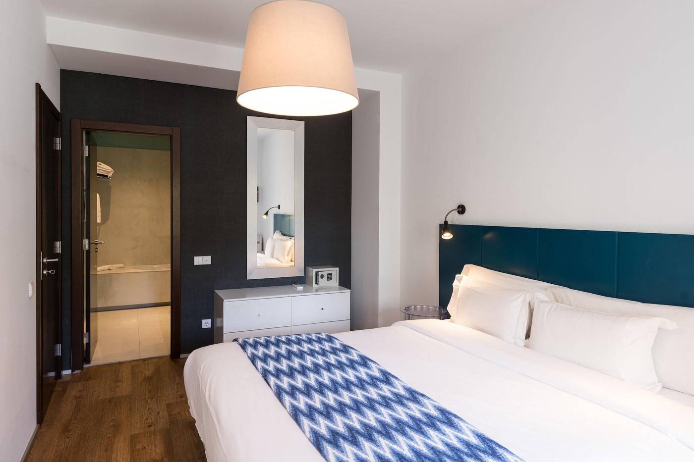 Alfama---Lisbon-Lounge-Suites-Room-24