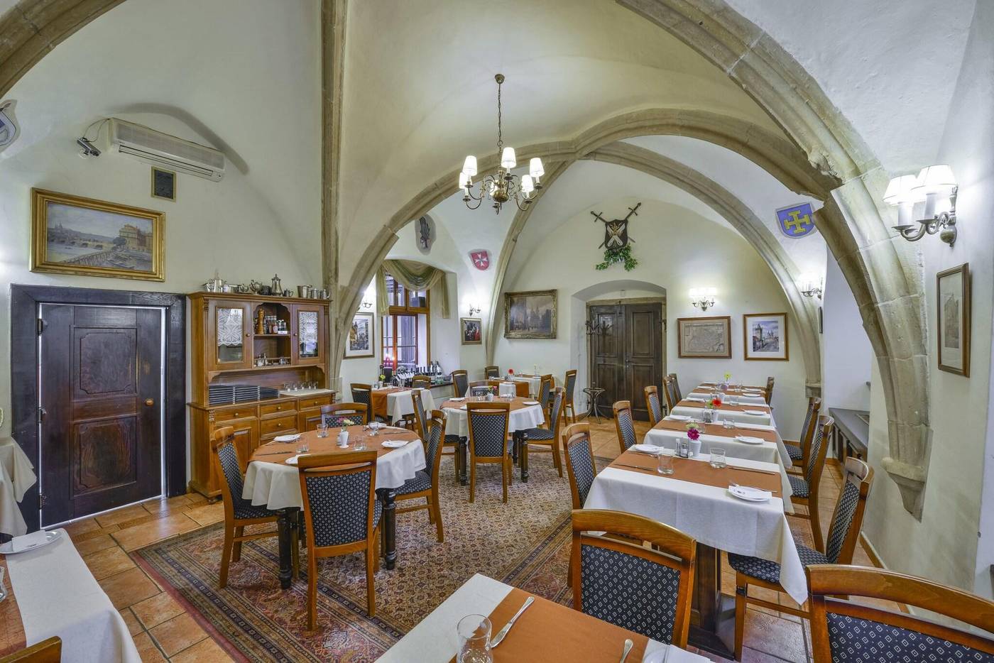 Cerny-Slon-Restaurant-28