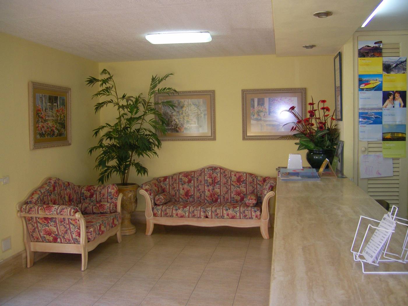 Elena-Apartamentos-Lobby-32