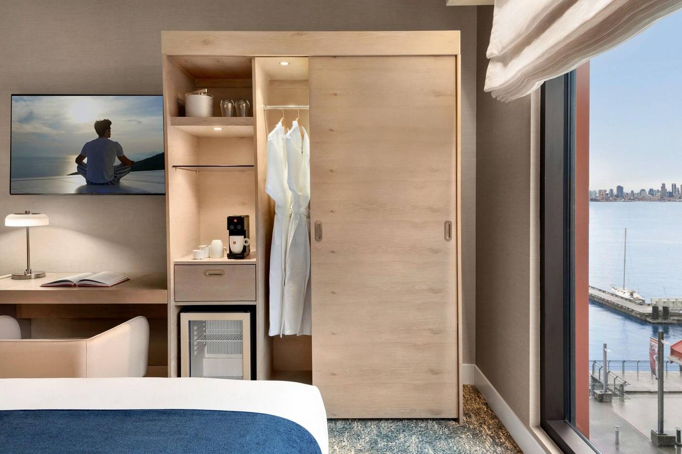 Seaside-Hotel-North-Vancouver-Room-6