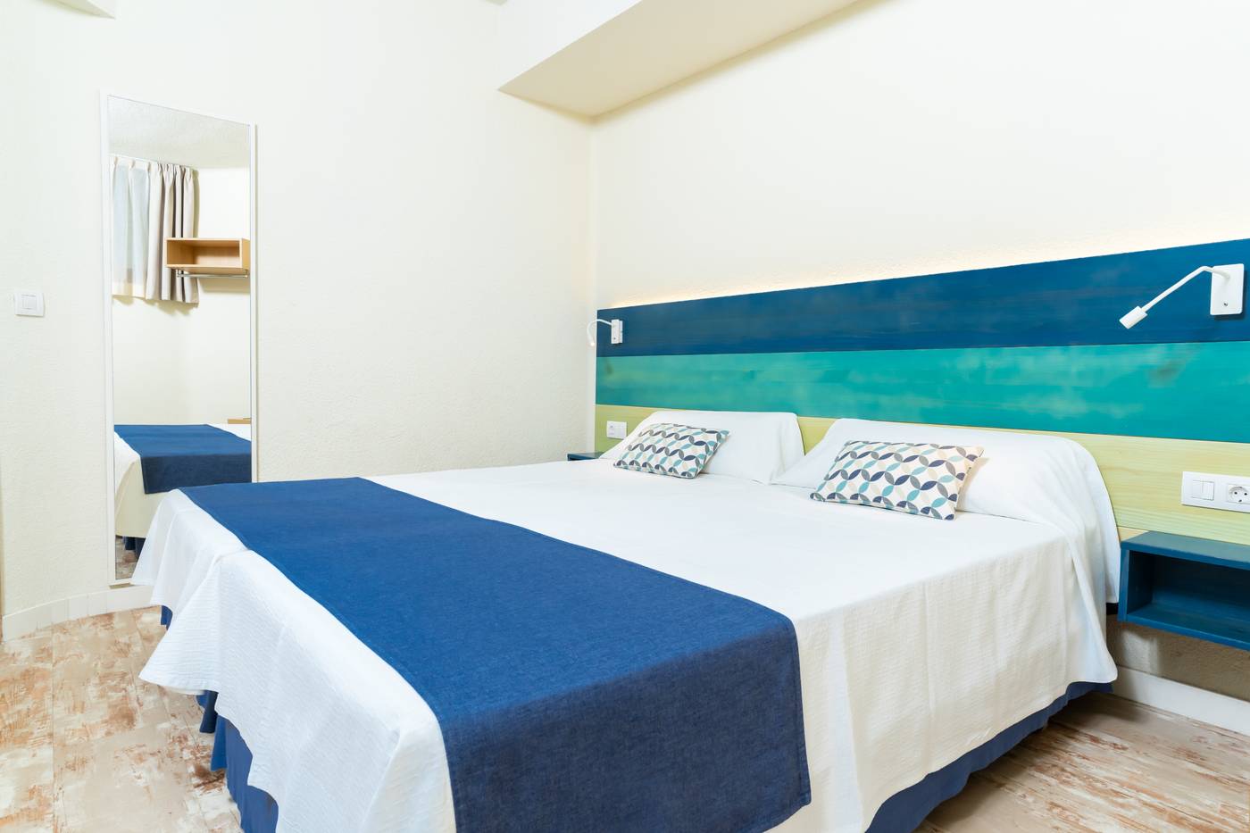 Hovima-La-Pinta-Beachfront-Family-Hotel-Room-27