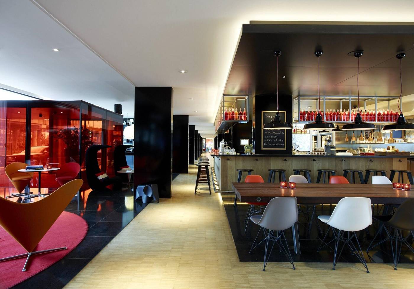 Citizenm-Schiphol-Airport-Hotel-Bar-15