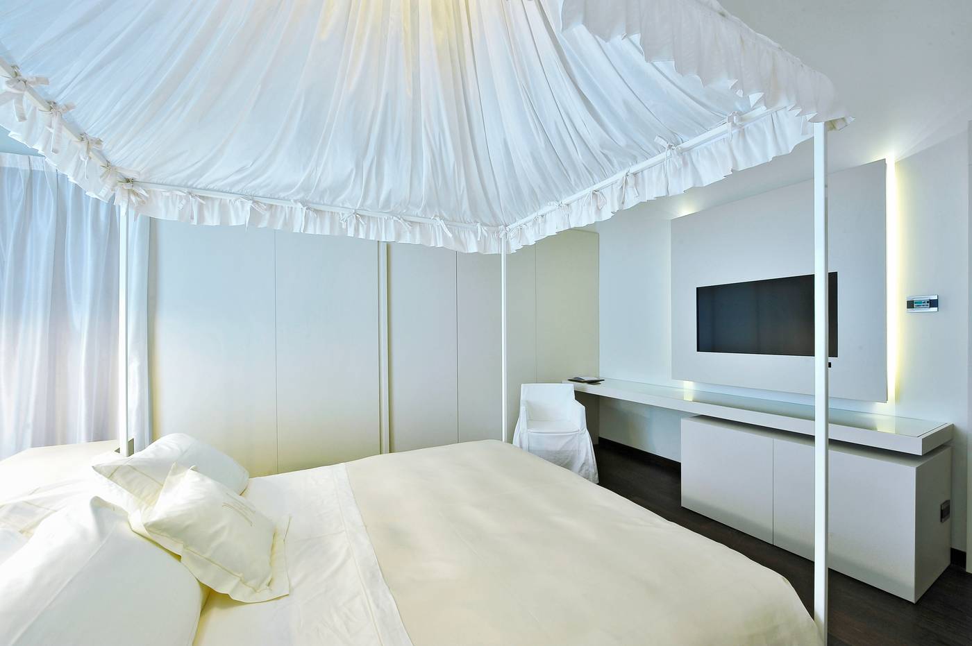 Romano-House-Room-15