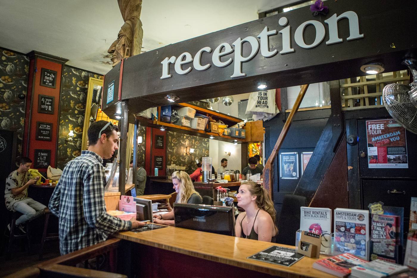 Flying-Pigs-Downtown-Hostel-Amsterdam-Lobby-8