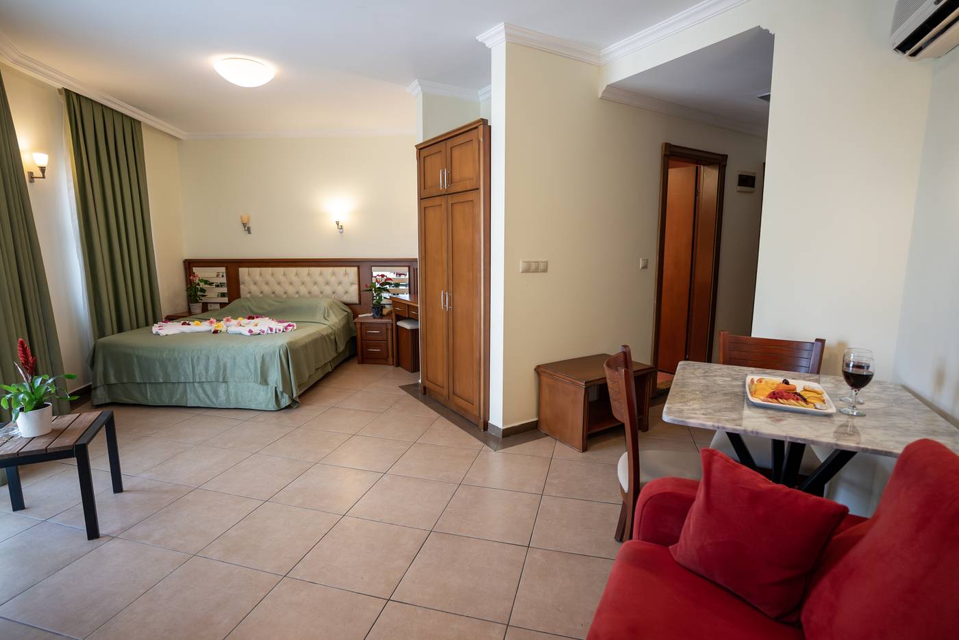 Club-Karakas-Room-34