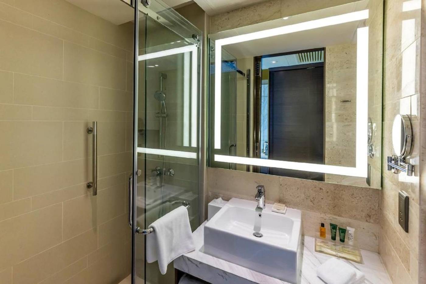 Hilton-Garden-Inn-Hong-Kong-Mongkok-Room-18