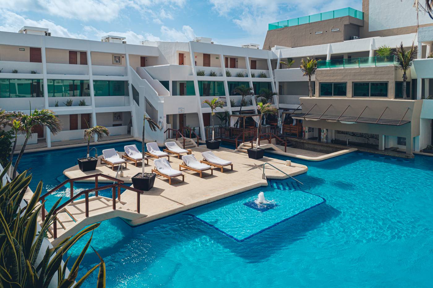 Flamingo-Cancun-Resort-Pool-3