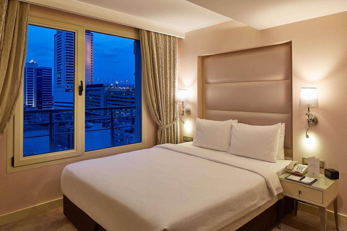 DoubleTree-By-Hilton-Izmir-Alsancak-Room-10