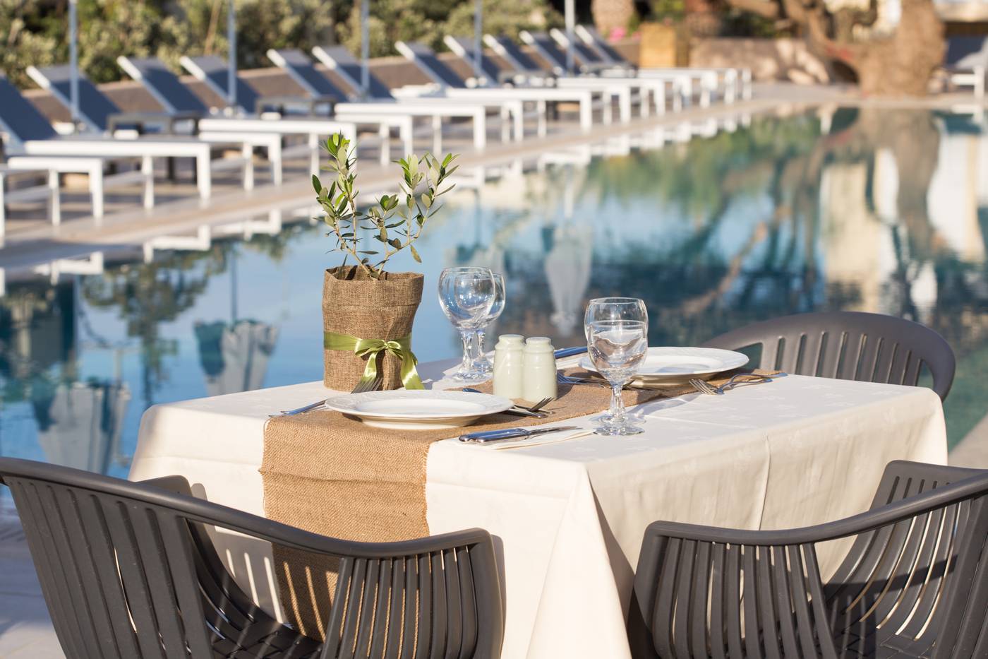 Sundance-Apartments---Suites-Pool-15