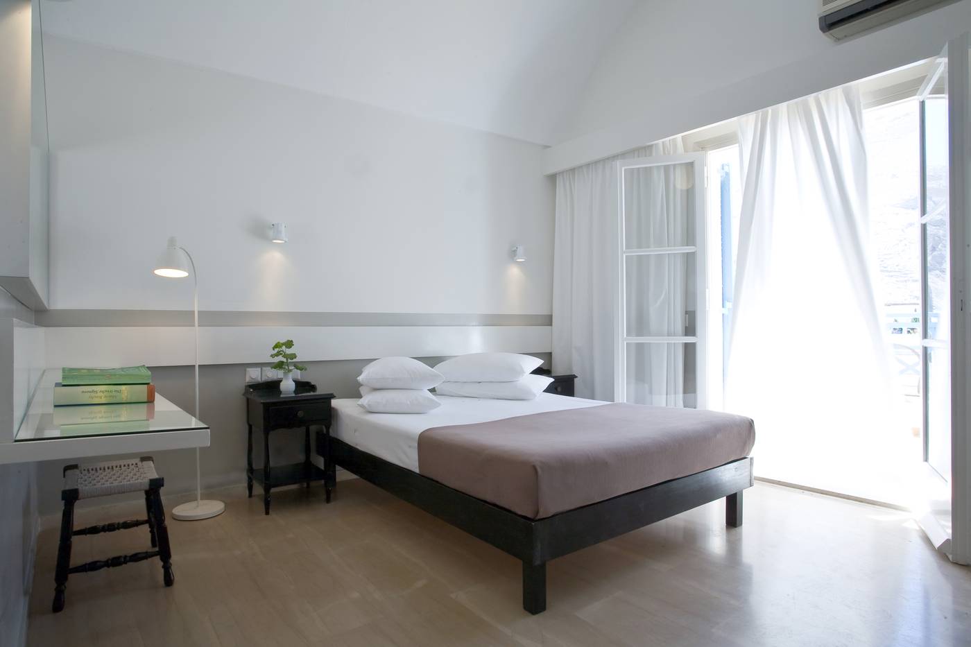 Kamari-Beach-Room-19