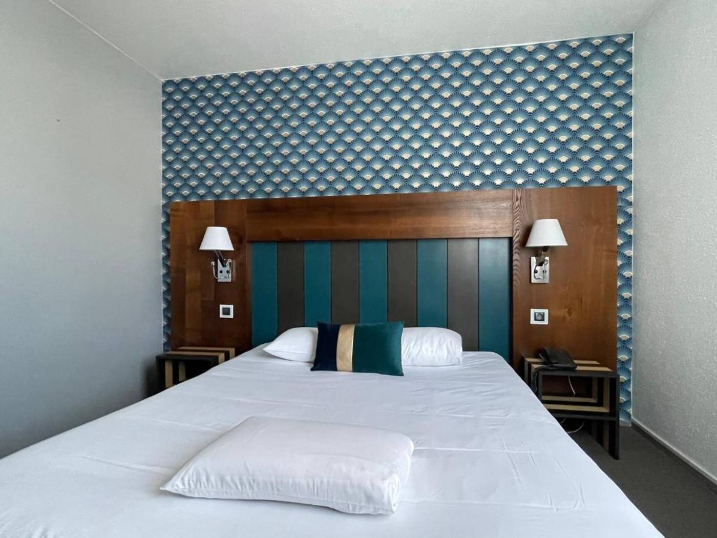 Logis Hotel le Neron-France-FONTANIL-CORNILLON-Room-10