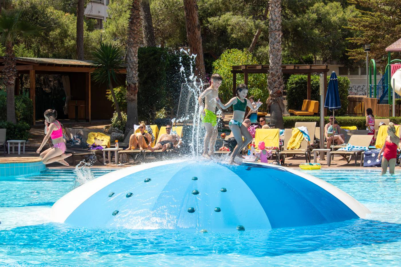 Golden-Avenida-Family-Suites-Pool-13