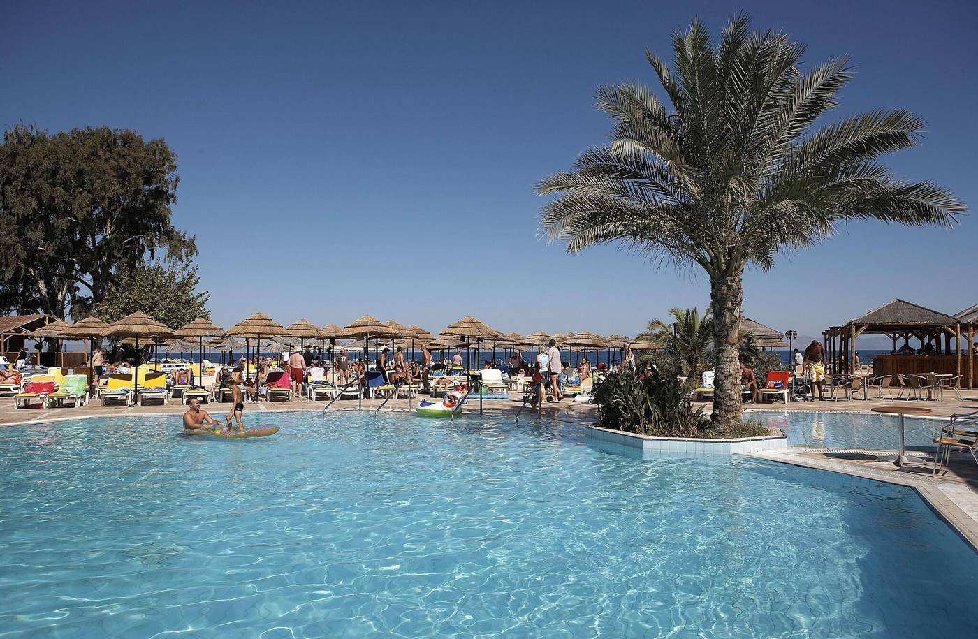 Avra-Beach-Resort-Hotel---Bungalows-Pool-10