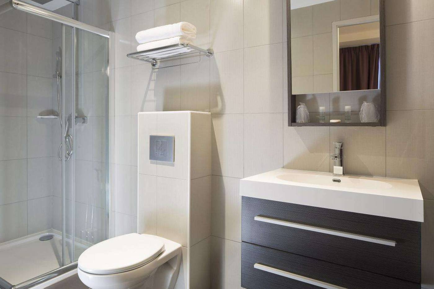 Executive-Hotel-Room-16