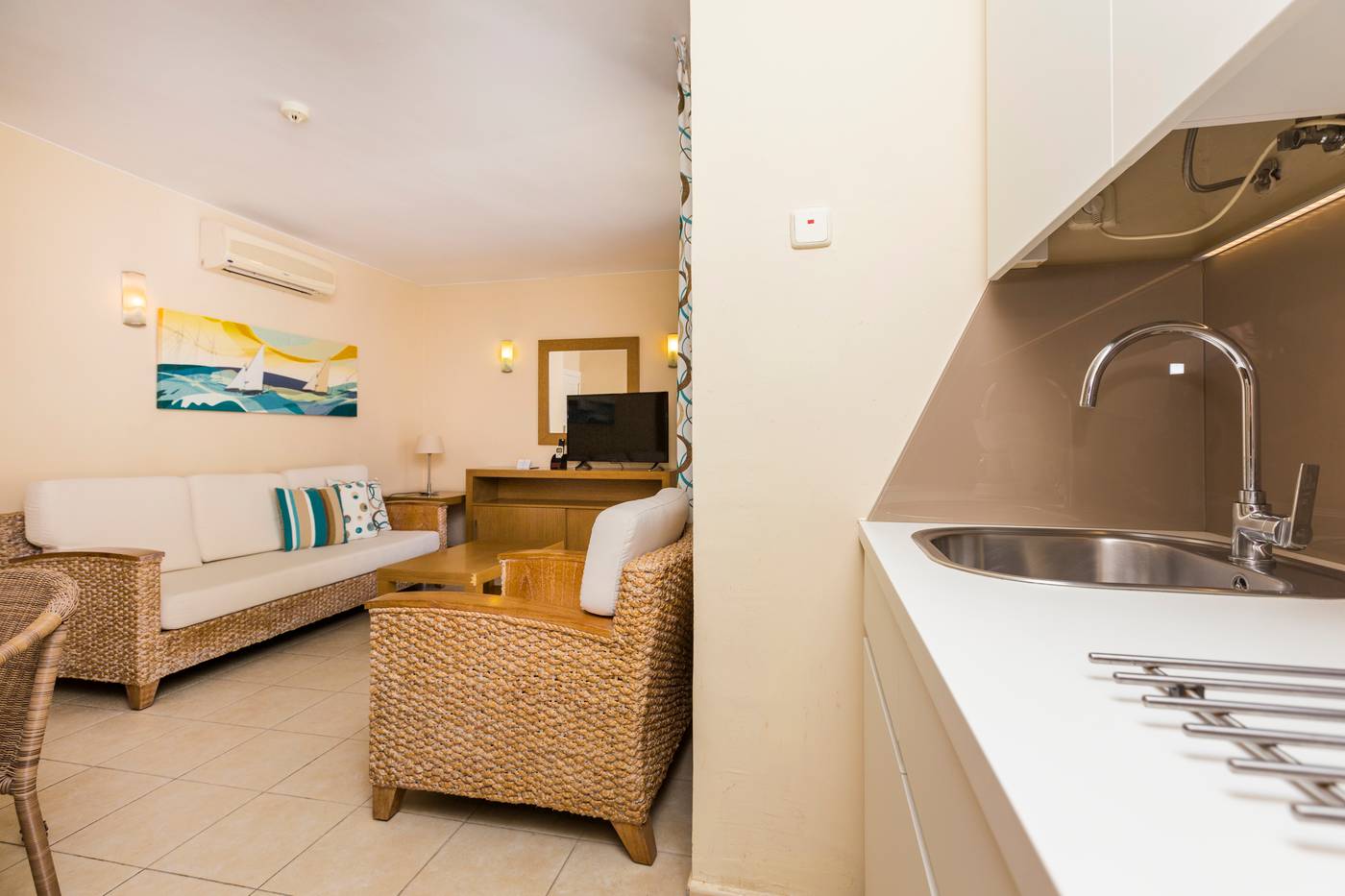 Apartamentos-LIVVO-Puerto-de-Mog--n-Room-27