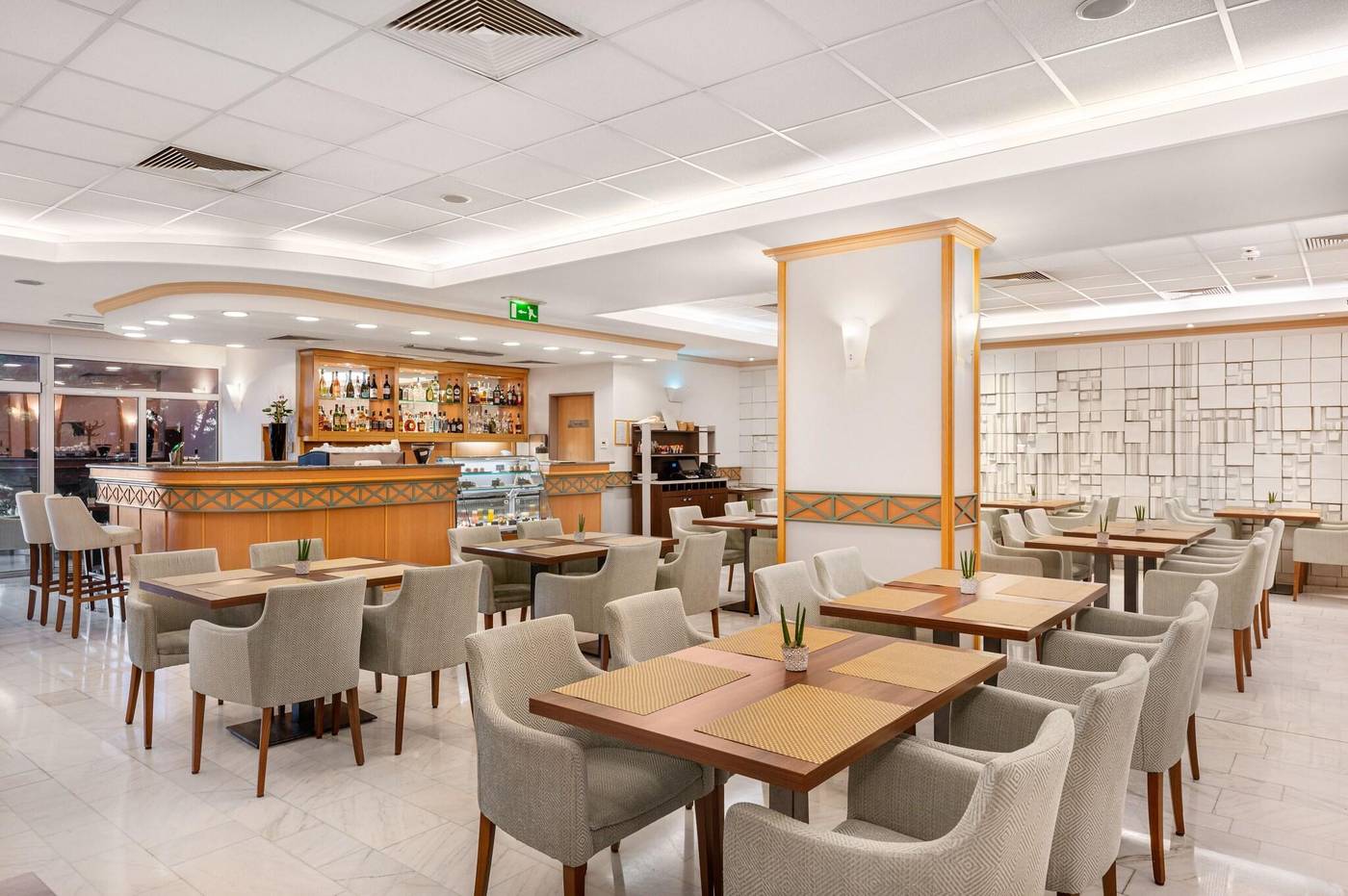 Danubius-Hotel-Arena-Bar-17